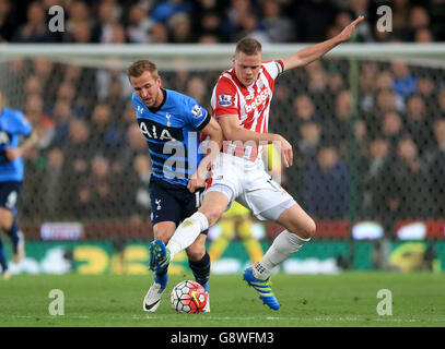 Tottenham Hotspur's Harry Kane (left) and Stoke City's Ryan Shawcross battle for the ball during the Barclays Premier League match at the Britannia Stadium, Stoke-on-Trent. Stock Photo