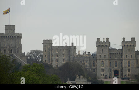 The motorcade for the President and First Lady of the United States Barack Obama and his wife Michelle, arrives at the Sovereign's Entrance of Windsor Castle where the President and his wife attended a private lunch hosted by Queen Elizabeth II and the Duke of Edinburgh. Stock Photo