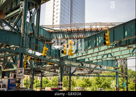 Traffic lights at an intersection und the elevated tracks in Long Island City in the borough of Queens in New York on Sunday, June 26, 2016. According to a number of surveys Queens, particularly Western Queens with its proximity to Midtown Manhattan, is poised to become the next trendy location, supplanting Brooklyn. (© Richard B. Levine) Stock Photo