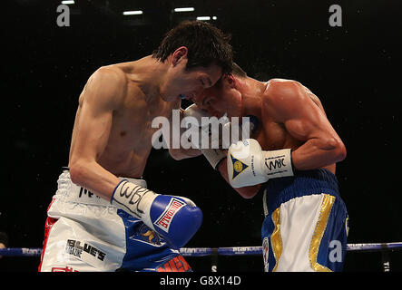 Josh Warrington (right) and Hisashi Amagasa during the WBC International Featherweight Championship bout at the First Direct Arena, Leeds. Stock Photo