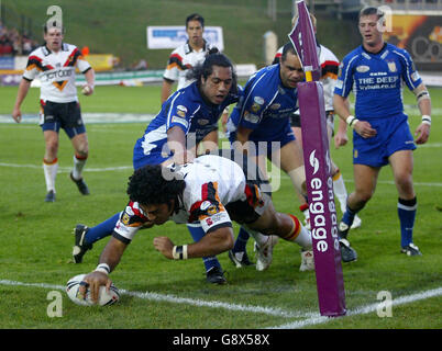 Bradford's Lesley Vainikola scores his try past Hull FC's Sione Faumuina (L) and Nathan Blacklock during the Engage Super League elimination semi-final match at Odsal Stadium, Bradford, Saturday October 1, 2005. PRESS ASSOCIATION Photo. Photo credit should read: Gareth Copley/PA. **EDITORIAL USE ONLY** Stock Photo