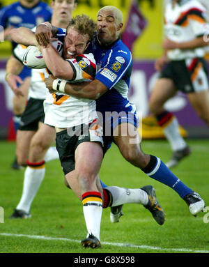 Bradford's Ian Henderson is caught high by Hull FC's Gareth Raynor during the Engage Super League elimination semi-final match at Odsal Stadium, Bradford, Saturday October 1, 2005. PRESS ASSOCIATION Photo. Photo credit should read: Gareth Copley/PA. **EDITORIAL USE ONLY** Stock Photo