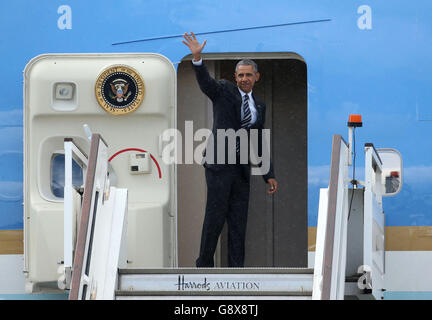 US President Barack Obama waves as he departs from London Stansted Airport following his visit to the UK. Stock Photo