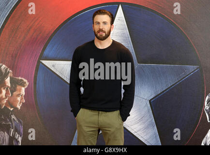 Chris Evans attending the Captain America Civil War Photocall, at the Corinthia Hotel, London. PRESS ASSOCIATION Photo. Picture date: Monday April 25, 2016. Photo credit should read: Daniel Leal-Olivas/PA Wire Stock Photo