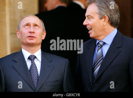 Britain's Prime Minister Tony Blair welcomes Russian President Vladimir Putin (left) at Lancaster House in London Tuesday October 4, 2005, at the start of the EU-Russia Summit. See PA story POLITICS Russia. PRESS ASSOCIATION Photo. Photo credit shoudl read: John D McHugh / AFP / WPA Rota/ PA. Stock Photo