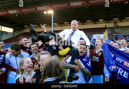 Burnley manager Sean Dyche with his players after the game during the ...