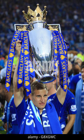 Leicester City's Marc Albrighton lifts the trophy as the team celebrate winning the Barclays Premier League, after the match at the King Power Stadium, Leicester Stock Photo