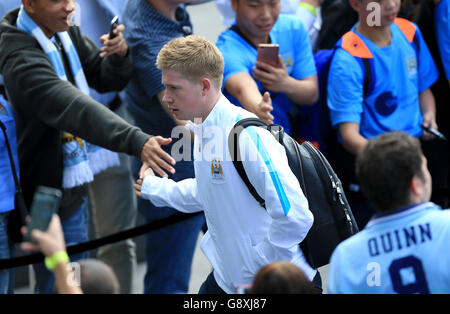 Manchester City's Kevin De Bruyne greets fans before the Barclays Premier League match at the Etihad Stadium, Manchester. Stock Photo