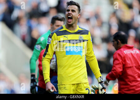 Newcastle United goalkeeper Karl Darlow celebrates after the Barclays Premier League match at St James' Park, Newcastle. Stock Photo