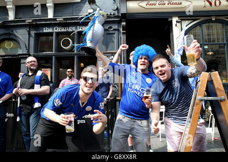 Leicester City Fans After Winning The 2015-16 Barclays Premier League. Leicester City fans celebrate in Leicester City Centre. Stock Photo