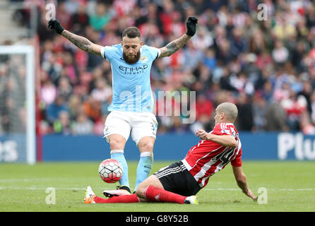 Manchester City's Nicolas Otamendi (left) and Southampton's Oriol Romeu battle for the ball during the Barclays Premier League match at St Marys, Southampton. Stock Photo