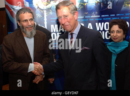 The Prince of Wales shakes hands with Yusuf Islam during a visit to the Muslim Cultural Heritage Centre near Notting Hill in west London, Wednesday October 12, 2005. Charles was given an update on the situation in the earthquake-stricken region of Kashmir by representatives from Islamic Relief and met families who lost loved ones in the disaster. See PA story DEATH Quake Charles. PRESS ASSOCIATION photo. Photo credit should read: Arthur Edwards/PA/WPA Rota The Sun. Stock Photo