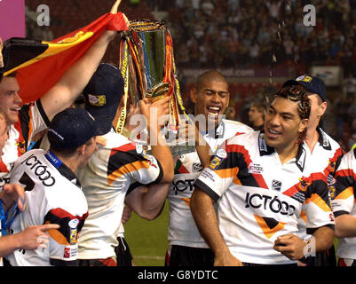 Rugby League - Engage Super League Grand Final - Bradford Bulls v Leeds Rhinos - Old Trafford. Bradford Bull try scorers Leon Pryce and Lesley Vainikolo (R) join the celebrations as they lift the trophy after defeating Leeds Rhinos Stock Photo