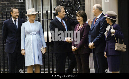 (L - r) Crown Prince Haakon and Crown Princess Mette-Marit of Norway - who is eight months pregnant, British Prime Minister Tony Blair, Cherie Blair, King Harald and Queen Sonja of Norway outside number 10 Downing Street, Tuesday October 25, 2005. The Norwegian Royal Family's three-day visit to the UK celebrates 100 years of independence from Sweden. See PA story ROYAL Norway. PRESS ASSOCIATION Photo. Photo credit should read: Stefan Rousseau/PA. Stock Photo