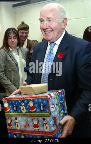 Defence Secretary Dr John Reid carries parcels at Redford Barracks near Edinburgh, Tuesday October 25, 2005, where he announced free Christmas post for family and friends of British armed forces on operations overseas. Military personnel serving in places such as the Gulf, Afghanistan, Kosovo, Bosnia and Cyprus will benefit from the festive freeze on mail charges. See PA Story DEFENCE Post. PRESS ASSOCIATION Photo. Photo credit should read: David Cheskin/PA Stock Photo