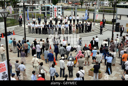 Urayasu, Japan. 30th June, 2016. Prospective voters turn out to a campaign rally by an opposition candidate running in the July 10 upper house election at Urayasu, east of Tokyo, on Thursday, June 30, 2016. The upper house election is held every three years for half of the chambers 242 seats. Credit:  Natsuki Sakai/AFLO/Alamy Live News Stock Photo