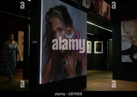 Frankfurt, Germany. 29th June, 2016. A woman visits an exhibition of art works by German caricaturist Sebastian Krueger at the Caricature Museum Frankfurt in Frankfurt, Germany, on June 29, 2016. The exhibition will last until Oct. 30. © Luo Huanhuan/Xinhua/Alamy Live News Stock Photo