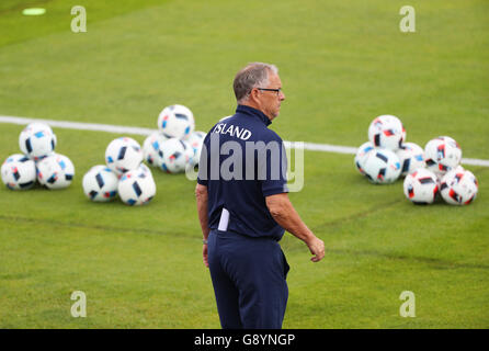 Annecy, France. 30th June, 2016. Iceland's coach Lars Lagerbaeck is seen on the pitch during a training session of the Iceland national soccer team in Annecy, France, 30 June 2016. Credit:  dpa picture alliance/Alamy Live News Stock Photo