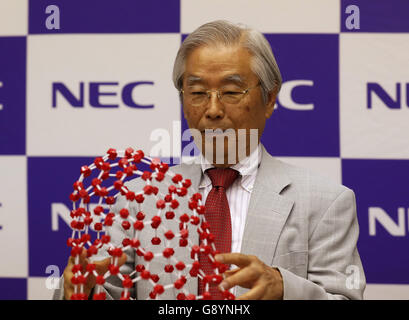 Tokyo, Japan. 30th June, 2016. Japanese electronics giant NEC Research Fellow Sumio Iijima, known as the discoverer of carbon nanotubes and nanohorns, speaks at a press conference to announce NEC discovered the new nano carbon material 'carbon nanobrush' which is a fibrous aggregate of carbon nanohorns at the company's headquarters in Tokyo on Thursday, June 30, 2016. Credit:  Aflo Co. Ltd./Alamy Live News Stock Photo