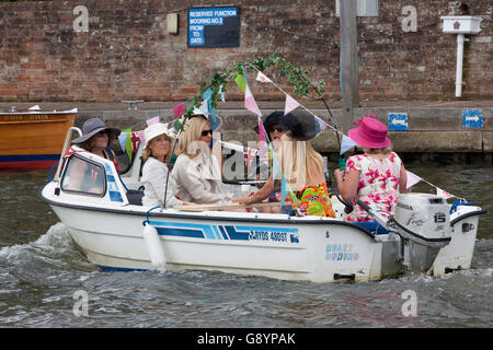 Henley on Thames Oxfordshire. UK. 30th June, 2016. UK Weather: After a wet day yesterday the sun came out at Henley Royal Regatta. Credit:  Allan Staley/Alamy Live News Stock Photo