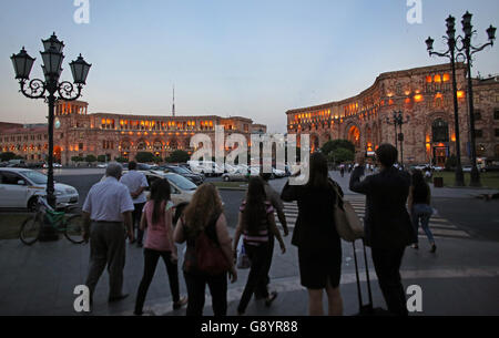 Jerewan, Armenia. 29th June, 2016. Tourists and locals walk across the square of the republic in Jerewan, Armenia, 29 June 2016. Photo: Jan Woitas/dpa/Alamy Live News Stock Photo