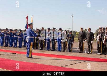 Asuncion, Paraguay. 30th June, 2016. Paraguay's honour guards during a departure ceremony for Taiwan's President Tsai Ing-wen, Silvio Pettirossi International Airport, Luque, Paraguay. Credit:  Andre M. Chang/ARDUOPRESS/Alamy Live News Stock Photo