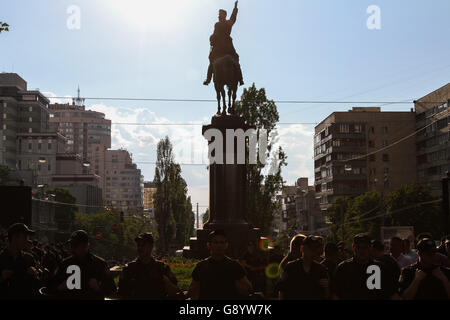 June 30, 2016 - Kyiv, Ukraine - Ukrainian police stand guard surrounding the Soviet monument to Nikolay Shchors to protect it against Ukrainian nationalists, in Kiev, Ukraine, 30 June 2016. Ukrainian nationalist announced that they were going to demolish the Soviet monument to Nikolay Shchors on 30 June. Shortly before the event they had changed their decision and announced that they will give Kiev authority the time to demolish the monument until Independence Day which Ukraine marks on 24 August, according to local media. Nikolay Shchors was a Red Army commander during the period of Russian C Stock Photo