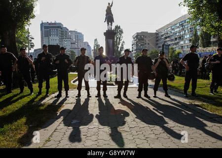June 30, 2016 - Kyiv, Ukraine - Ukrainian police stand guard surrounding the Soviet monument to Nikolay Shchors to protect it against Ukrainian nationalists, in Kiev, Ukraine, 30 June 2016. Ukrainian nationalist announced that they were going to demolish the Soviet monument to Nikolay Shchors on 30 June. Shortly before the event they had changed their decision and announced that they will give Kiev authority the time to demolish the monument until Independence Day which Ukraine marks on 24 August, according to local media. Nikolay Shchors was a Red Army commander during the period of Russian C Stock Photo