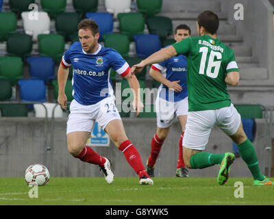 Belfast, Northern Ireland. 30 June 2016 - Europa League First Round Qualifying First Leg - Linfield 0 Cork City 1. Linfield midfielder Jamie Mulgrew (left) in action. Picture - David Hunter/Alamy Live News. Stock Photo