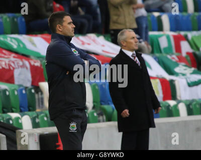 Belfast, Northern Ireland. 30 June 2016 - Europa League First Round Qualifying First Leg - Linfield 0 Cork City 1. Linfield boss David Healy (left) watches on with counter-part, Cork City manager, John Caulfield in the background. Picture - David Hunter/Alamy Live News. Stock Photo