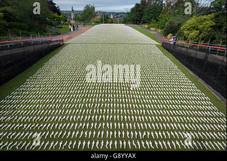 Exeter, UK. 1st July 2016. The Battle of the Somme is commemorated in Northernhay Gardens, Exeter, UK, by 19,240 shrouded figures created by artist Rob Heard laid out to represent all the Allied servicemen who died on the first day of battle in 1916. Each plastic figure is wrapped in a hand-stitched shroud. Theo Moye/Alamy Live News Stock Photo