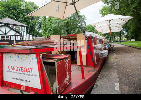 The Candyboat, Worsley, Manchester, UK. 01-07-2016.  The candyboat gets all moorish on the canals of north west England.  The converted boat is a mobile sweet shop traveling the canals and rivers of England & Wales selling everyone's favourite childhood memories.  Moored on the Bridgewater canal in Worsley nr Manchesterfor the weekend, sweet toothed families are expected to flock to buy their favourite goodies.  Credit:  Cernan Elias/Alamy Live News Stock Photo