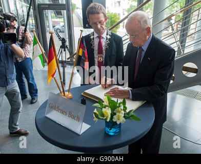 Wolfsburg, Germany. 01st July, 2016. Former Volkswagen CEO, Carl Hahn, stands next to Wolfsburg's mayor Klaus Mohrs (L, SPD), as he writes in the golden book of the city during a reception at the Wolfsburg art museum on occasion of his 90th birthday in Wolfsburg, Germany, 01 July 2016. Photo: Sebastian Gollnow/dpa/Alamy Live News Stock Photo