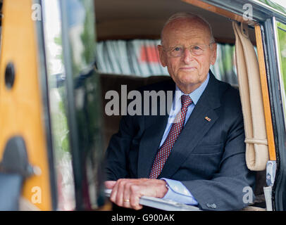 Wolfsburg, Germany. 01st July, 2016. Former Volkswagen CEO, Carl Hahn, arrives at the Wolfsburg art museum in his former official car ahead of the reception on occasion of his 90th birthday in Wolfsburg, Germany, 01 July 2016. Photo: Sebastian Gollnow/dpa/Alamy Live News Stock Photo