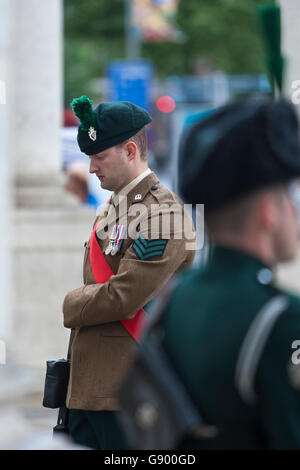 Cenotaph, Belfast, UK. 1st July, 2016.   A Soldier from the 1st Battalion Irish guards on Sentry duty at the Cenotaph at 100th Anniversary of the Battle of the Somme Credit:  Bonzo/Alamy Live News Stock Photo
