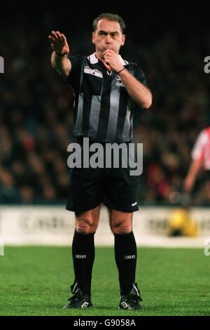 Michael Reed Referee MIKE REED PREMIER LEAGUE REFEREE 03 August 1998 Stock Photo - Alamy