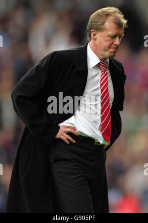 Middlesbrough manager Steve McClaren shows his dejection after a 2-1 defeat against West Ham United in the Barclays Premiership match at Upton Park, London, Sunday October 23, 2005. PRESS ASSOCIATION Photo. Photo credit should read: Nick Potts/PA. Stock Photo