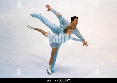 Figure Skating - Winter Olympics - Nagano 1998 - Pairs Short Programme. Elena Berezhnaya (L) and Anton Sikharulidze (R) compete for Russia in the Figure Skating Pairs short programme at White Ring Stadium Stock Photo