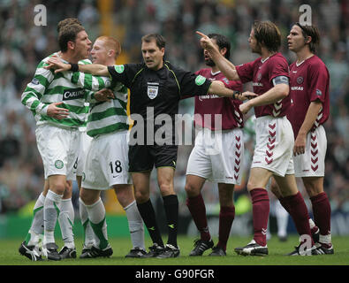 Soccer - Bank of Scotland Premier Division - Celtic v Heart of Midlothian - Celtic Park. Alan Thopson, Celtic and Steven Pressley, Hearts seperated by referee Dougie McDonald Stock Photo