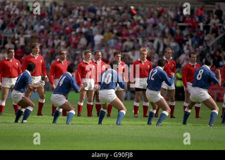 Rugby Union - World Cup 1991 - Group 3 - Wales v Western Samoa. Western Samoa perform the Manu, their version of the Haka, before the match. Stock Photo