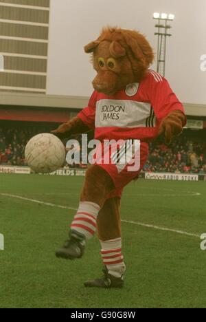 Soccer - Nationwide League Division One - Crewe Alexandra v Swindon Town. Gresty the Lion, Crewe Alexandra mascot Stock Photo