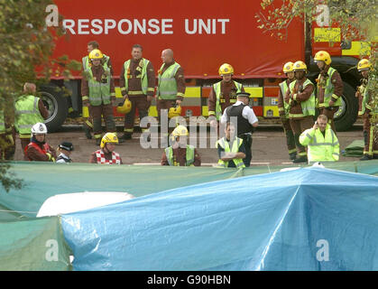 Emergency services personnel work at the scene of a fatal air accident in a quiet street near Biggin Hill in Kent, Saturday October 22, 2005. The aircraft, which had taken off from London Biggin Hill airport, crashed moments later earlier today. PRESS ASSOCIATION photo. Photo credit should read: Johnny Green/PA. Stock Photo