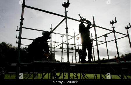 Recruits at the Defence College of Logistics at Deepcut Army barracks being trained to build a tower during a media open day, Wednesday October 26, 2005. Families of the young recruits who died at Deepcut Army barracks have reacted with outrage to the use of the base for a media open day today. See PA story DEFENCE Deepcut. PRESS ASSOCIATION photo. Photo credit should read: Tim Ockenden/PA . Stock Photo