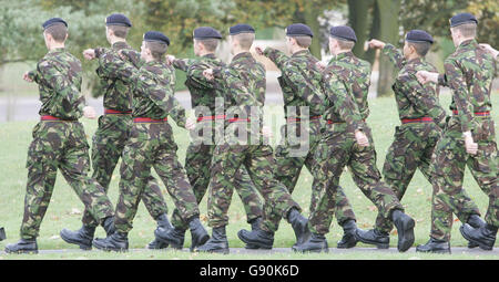 Recruits at the Defence College of Logistics at Deepcut Army barracks train during a media open day, Wednesday October 26, 2005. Families of the young recruits who died at Deepcut Army barracks have reacted with outrage to the use of the base for a media open day today. See PA story DEFENCE Deepcut. PRESS ASSOCIATION photo. Photo credit should read: Tim Ockenden/PA . Stock Photo