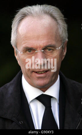 England football manager Sven Goran Eriksson at the funeral of former England footballer Johnny Haynes at Mortonhall Crematorium in Edinburgh, Thursday October 27, 2005. Haynes, 71, died after a car crash last week in the Scottish capital. See PA story FUNERAL Haynes. PRESS ASSOCIATION photo. Photo credit should read: Andrew Milligan/PA. Stock Photo