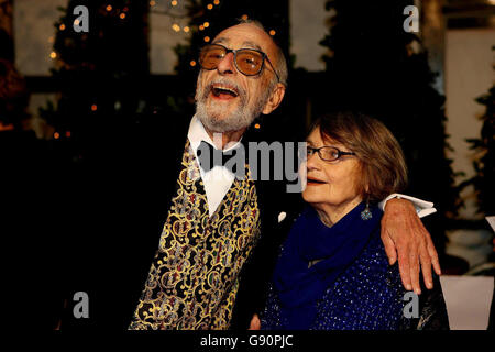 Winner of the Lifetime achievement Award David Kelly and his wife Laurie at the Irish Film and Television Awards in the RDS Dublin Saturday November 5th 2005. See PA story SHOWBIZ Awards Ireland. PRESS ASSOCIATION Photo. Photo crtedit should read: Julien Behal/PA Stock Photo