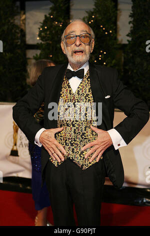 Lifetime Achievement Award David Kelly at the Irish Film and Television Awards in the RDS Dublin Saturday November 5th 2005. See PA story SHOWBIZ Awards Ireland. PRESS ASSOCIATION Photo. Photo crtedit should read: Julien Behal/PA Stock Photo