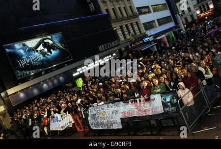 Fans brave the rain outside the Odeon cinema in London's Leicester Square in anticipation of the arrivals for the world premiere of the new film 'Harry Potter and the Goblet of Fire', Sunday November 6, 2005. See PA story SHOWBIZ Potter. PRESS ASSOCIATION photo. Photo credit should read: Yui Mok/PA. Stock Photo