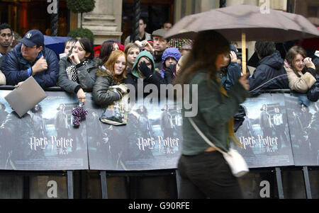 Fans brave the rain outside the Odeon cinema in London's Leicester Square in anticipation of the arrivals for the world premiere of the new film 'Harry Potter and the Goblet of Fire', Sunday November 6, 2005. See PA story SHOWBIZ Potter. PRESS ASSOCIATION photo. Photo credit should read: Jane Mingay/PA. Stock Photo