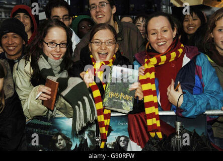 Fans outside the Odeon cinema in London's Leicester Square in anticipation of the arrivals for the world premiere of the new film 'Harry Potter and the Goblet of Fire', Sunday November 6, 2005. See PA story SHOWBIZ Potter. PRESS ASSOCIATION photo. Photo credit should read: Yui Mok/PA. Stock Photo